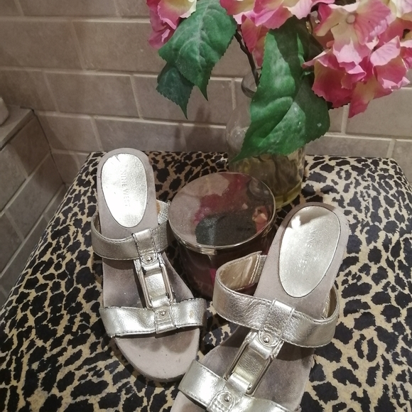 The cutest gold Nine West wedgie - Picture 2 of 2